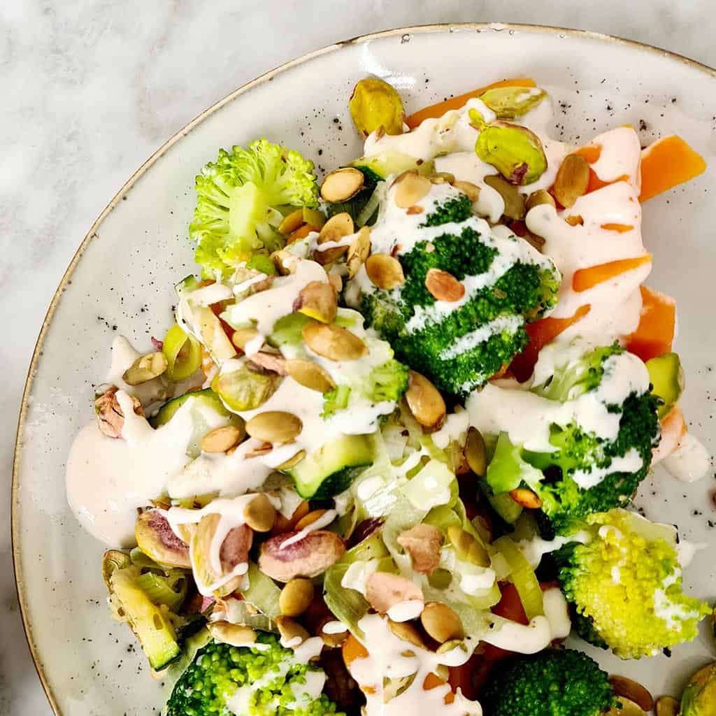 Salade van zoete aardappel en broccoli