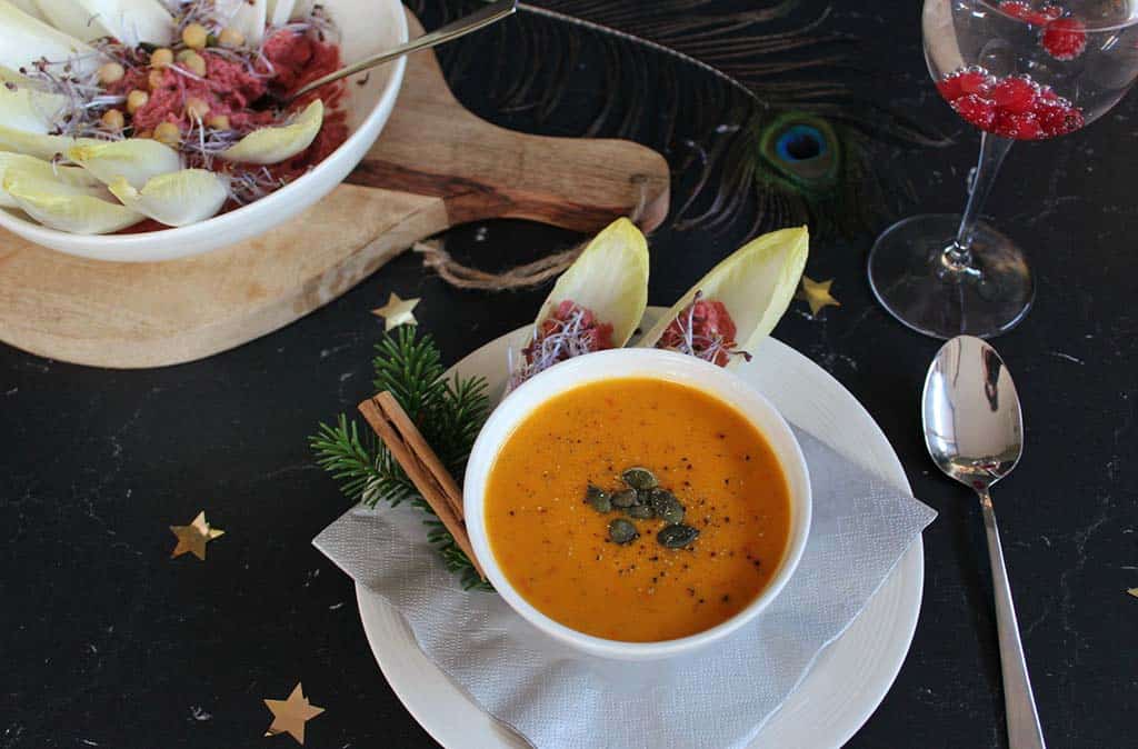 Kerstmenu witlof bloem en geroosterde paprika pompoen soep